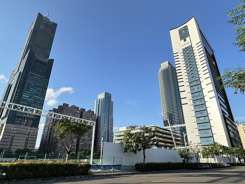 亞洲新灣公辦都更案位於特貿三北基地 位於高雄市立圖書館總館、中鋼總部、高雄展覽館中間,透過公辦都更將改造為商辦大樓。